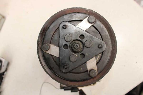 COMPRESSEUR DE CLIMATISATION MITSUBISHI/ VOLVO/ RENAULT - Vue 3